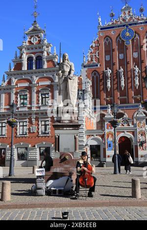 Die wunderschöne Fassade des Hauses der Schwarzen Köpfe, das im 2. Weltkrieg zerstört, aber 1999 wieder aufgebaut wurde, in Riga, Lettland. Stockfoto