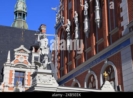 Die wunderschöne Fassade des Hauses der Schwarzen Köpfe, das im 2. Weltkrieg zerstört, aber 1999 wieder aufgebaut wurde, in Riga, Lettland. Stockfoto