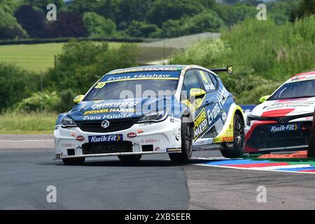 Aron Taylor-Smith, Vauxhall Astra, Evans Halshaw Power Maxed Racing, auf drei Rädern bei der Chikane, BTCC, British Touring Car Championship, Runden te te Stockfoto