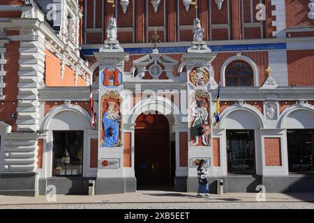 Die wunderschöne Fassade des Hauses der Schwarzen Köpfe, das im 2. Weltkrieg zerstört, aber 1999 wieder aufgebaut wurde, in Riga, Lettland. Stockfoto