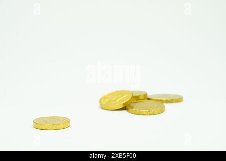 Stapel goldener Schokoladenmünzen isoliert auf weißem Hintergrund, Stapel Münzen, Haufen Schokoladengeldmünzen Stockfoto