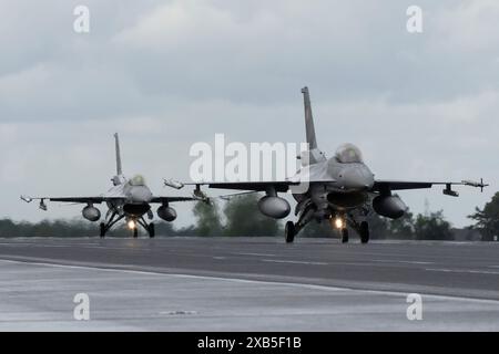 Zwei General Dynamics F-16 Kampffalke von 6 Eskadra Lotnicza das polnische Luftwaffe Taxi, während des NATO Tiger Meet Spoters Day 2 in Schleswig ab, Jagel, Deutschland, 10. Juni 2024 (Foto: Cody Froggatt/News Images) Stockfoto