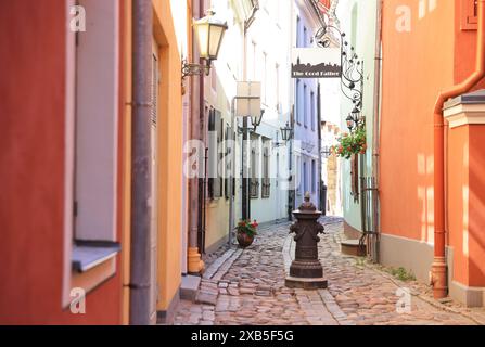 Troksnu Iela, sehr hübsche Straße in der Altstadt, in Riga, Lettland, Baltikum. Stockfoto