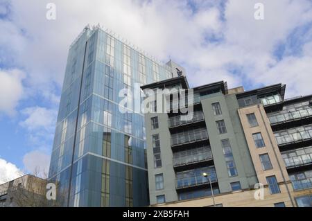 Radisson Blu Hotel und moderne Apartments in Bristol, England, Großbritannien. Februar 2024. Stockfoto