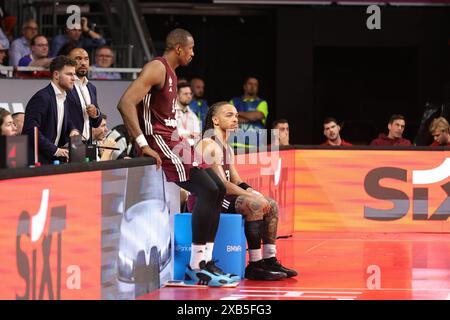 Serge Ibaka (Bayern Basketball, #14) und Carsen Edwards (Bayern Basketball, #3) sind enttaeuscht. GER, FC Bayern Basketball vs. Alba Berlin, Basketball, 1.Bundesliga, Playoffs, Finale Spiel 2, Saison 2023/2024, 10.06.2024, Foto: Eibner-Pressefoto/Marcel Engelbrecht Stockfoto