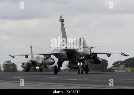 Zwei Dassault Rafale von Escadron de Chasse 3/30 Armée de l'Air et de l'Espace „French Air and Space Force“ Taxi, während des NATO Tiger Meet Spoters Day 2 in Schleswig ab, Jagel, Deutschland, 10. Juni 2024 (Foto: Cody Froggatt/News Images) Stockfoto