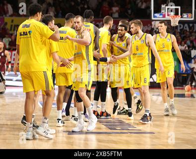 Spielen von Alba Berlin klatschen ab. GER, FC Bayern Basketball vs. Alba Berlin, Basketball, 1.Bundesliga, Playoffs, Finale Spiel 2, Saison 2023/2024, 10.06.2024, Foto: Eibner-Pressefoto/Marcel Engelbrecht Stockfoto