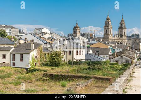 Blick auf die Altstadt von Lugo, von den römischen Mauern, Galicien, Nordwesten Spaniens Stockfoto