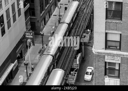 Chicago, IL - 4-30-2015: CTA-Züge in der Innenstadt von Chicago Stockfoto