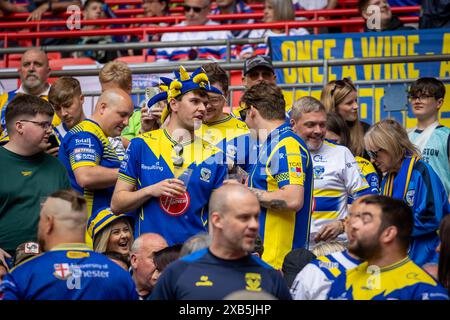 Das Finale des Betfred Challenge Cup 2024 in Wembley zwischen Warrington und Wigan. Warrington-Fan in Jester hat spricht, bevor das Spiel beginnt Stockfoto