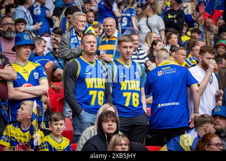Das Finale des Betfred Challenge Cup 2024 im Wembley Stadium zwischen Warrington und Wigan. Einige Warrington-Fans trugen passende Westen Stockfoto