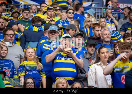 Das Finale des Betfred Challenge Cup 2024 in Wembley zwischen Warrington und Wigan. Warrington-Unterstützer verspottet einen Fleischkuchen Stockfoto