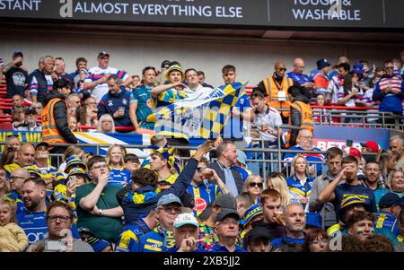 Das Finale des Betfred Challenge Cup 2024 in Wembley zwischen Warrington und Wigan. Warrington schwenkt eine Flagge, bevor das Spiel beginnt Stockfoto