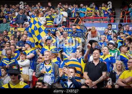 Das Finale des Betfred Challenge Cup 2024 in Wembley zwischen Warrington und Wigan. Warrington-Fans hatten Bananaman auf ihrer Seite Stockfoto