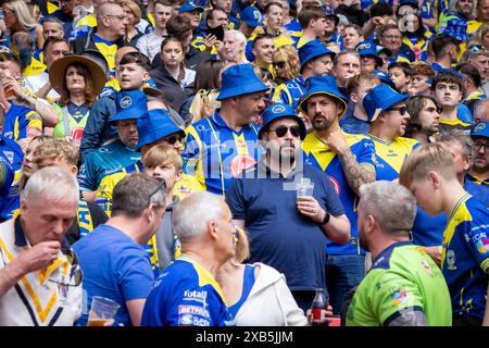 Das Finale des Betfred Challenge Cup 2024 in Wembley zwischen Warrington und Wigan. Warrington war vor dem Spiel in der Sonne bunt Stockfoto