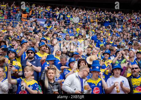 Das Finale des Betfred Challenge Cup 2024 in Wembley zwischen Warrington und Wigan. Warrington war vor dem Spiel in der Sonne bunt Stockfoto