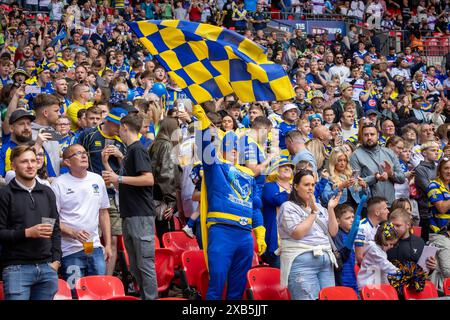 Das Finale des Betfred Challenge Cup 2024 in Wembley zwischen Warrington und Wigan. Warrington-Fans hatten Bananaman auf ihrer Seite Stockfoto