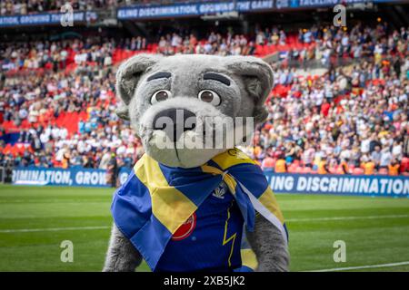 Das Finale des Betfred Challenge Cup 2024 fand im Wembley Stadium zwischen Warrington und Wigan statt. Wolfie die Wölfe Maskottchen vor den Anhängern Stockfoto