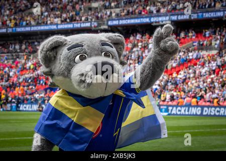 Das Finale des Betfred Challenge Cup 2024 fand im Wembley Stadium zwischen Warrington und Wigan statt. Wolfie die Wölfe Maskottchen vor den Anhängern Stockfoto