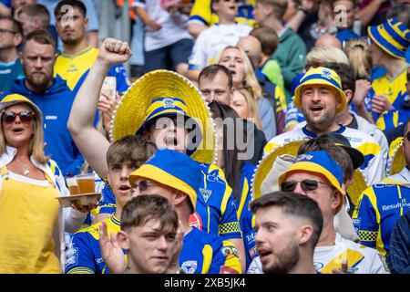 Das Finale des Betfred Challenge Cup 2024 im Wembley Stadium zwischen Warrington und Wigan. Warrington-Fans in Beannie-Hüten und Sombreros feuern ihr Team an Stockfoto