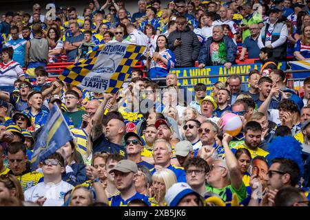 Das Finale des Betfred Challenge Cup 2024 im Wembley Stadium zwischen Warrington und Wigan. Warrington war vor dem Spiel in der Sonne bunt. Stockfoto