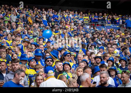 Das Finale des Betfred Challenge Cup 2024 in Wembley zwischen Warrington und Wigan. Warrington war vor dem Spiel in der Sonne bunt Stockfoto