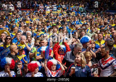 Das Finale des Betfred Challenge Cup 2024 in Wembley zwischen Warrington und Wigan. Wakefield Trinity Fans unter den Warrington Fans applaudieren Rob Burrrow Stockfoto