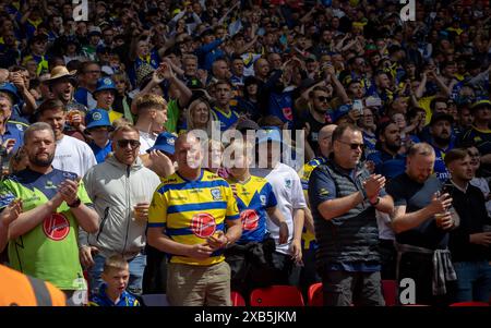 Das Finale des Betfred Challenge Cup 2024 in Wembley zwischen Warrington und Wigan. Warrington applaudierte Rob Burrow in der Sonne Stockfoto