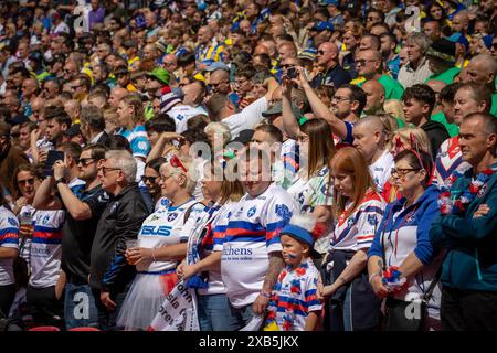 Das Finale des Betfred Challenge Cup 2024 in Wembley zwischen Warrington und Wigan. Wakefield Trinity Fans unter den Warrington Fans applaudieren Rob Burrrow Stockfoto