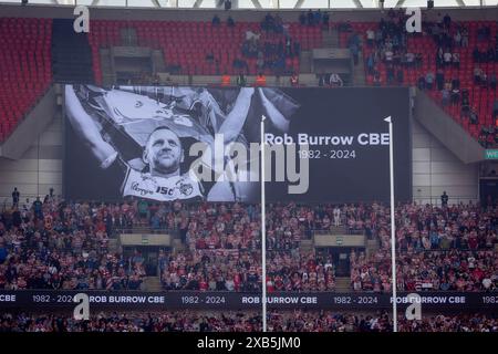 Das Finale des Betfred Challenge Cup 2024 in Wembley zwischen Warrington und Wigan. Wigan-Fans applaudieren Rob Burrow unter der Großleinwand. Stockfoto