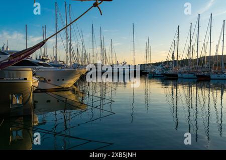 Atardecer en el puerto Stockfoto