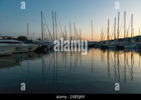 Atardecer en el puerto Stockfoto