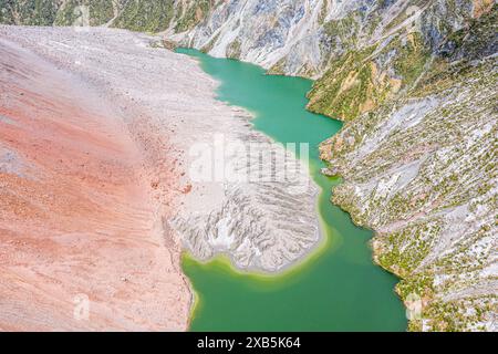 See mit Sandbank und toten Bäumen, Kraterrand des Chaiten-Vulkans, aus der Luft, Patagonien, Chile Stockfoto