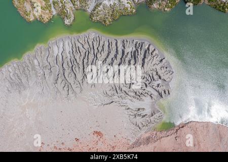 See mit Sandbank und toten Bäumen, Kraterrand des Chaiten-Vulkans, aus der Luft, Patagonien, Chile Stockfoto