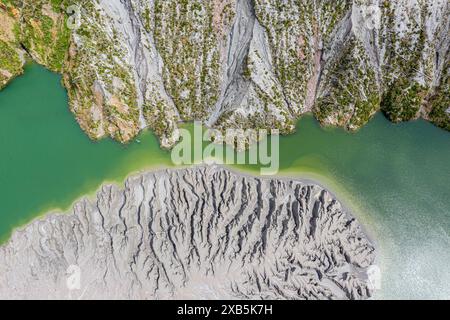 See mit Sandbank und toten Bäumen, Kraterrand des Chaiten-Vulkans, aus der Luft, Patagonien, Chile Stockfoto