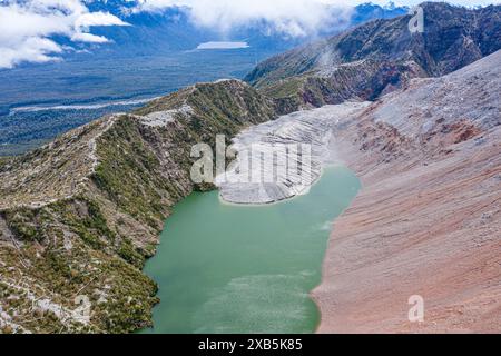 See mit Sandbank und toten Bäumen, Kraterrand des Chaiten-Vulkans, aus der Luft, Patagonien, Chile Stockfoto