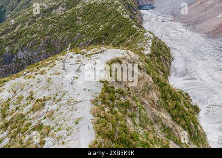 Touristen am Aussichtspunkt der Wanderung zum Vulkan Chaiten, Park Patagonia, Patagonia, Chile Stockfoto