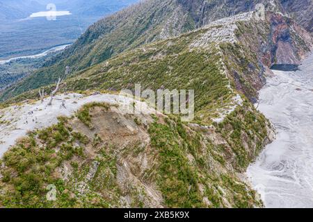 Touristen am Aussichtspunkt der Wanderung zum Vulkan Chaiten, Park Patagonia, Patagonia, Chile Stockfoto