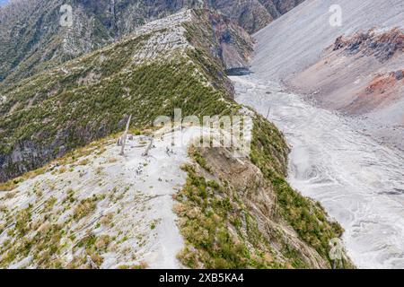 Touristen am Aussichtspunkt der Wanderung zum Vulkan Chaiten, Park Patagonia, Patagonia, Chile Stockfoto