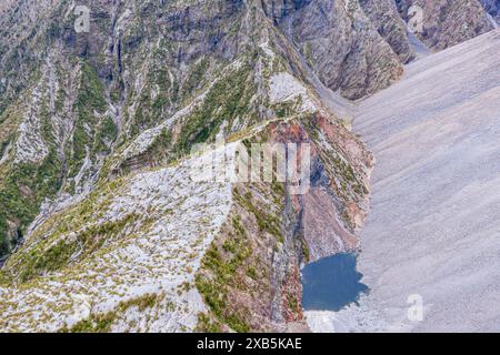 Tote Bäume, Kraterrand des Chaiten-Vulkans, farbiger Felsen, kleiner See, aus der Vogelperspektive, Patagonien, Chile Stockfoto