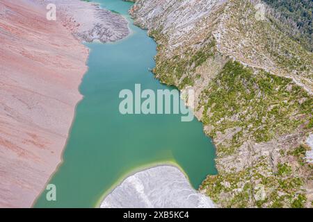 Tote Bäume, Kraterrand des Chaiten-Vulkans, farbiger Felsen, kleiner See, aus der Vogelperspektive, Patagonien, Chile Stockfoto