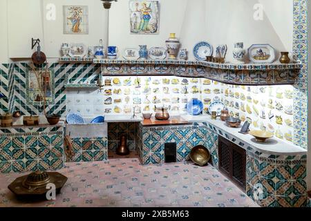 Valencia, Spanien - 1. Mai 2024: Nationalmuseum für Keramik und Dekorative Kunst. Palast des Marquis de dos Aguas. Kücheneinrichtung mit Küchenutensilien Stockfoto