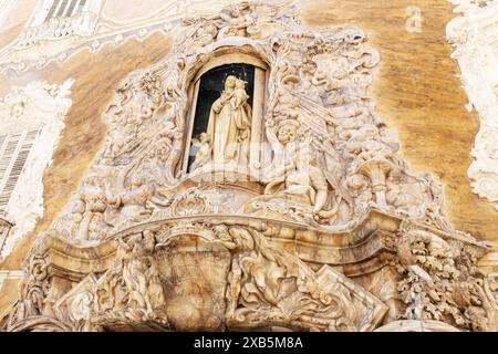 Valencia, Spanien - 1. Mai 2024: Nationalmuseum für Keramik und Dekorative Kunst. Palast des Markgrafen von dos Aguas. Außen. Rokoko-Basrelief einer m Stockfoto