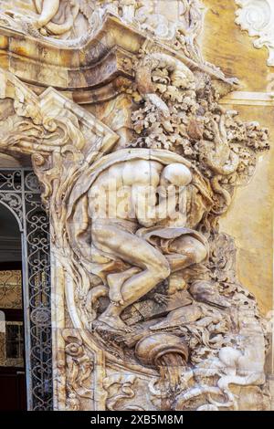 Valencia, Spanien - 1. Mai 2024: Nationalmuseum für Keramik und Dekorative Kunst. Palast des Markgrafen von dos Aguas. Außen. Rokoko-Basrelief einer m Stockfoto