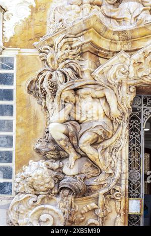 Valencia, Spanien - 1. Mai 2024: Nationalmuseum für Keramik und Dekorative Kunst. Palast des Markgrafen von dos Aguas. Außen. Rokoko-Basrelief einer m Stockfoto