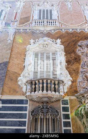 Valencia, Spanien - 1. Mai 2024: Nationalmuseum für Keramik und Dekorative Kunst. Palast des Marquis de dos Aguas. Fenster mit Rollläden. Stockfoto