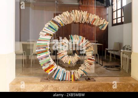 Valencia, Spanien - 05 05 2022: Kreuzgang der Universität Valencia, Vitrine mit spiralförmigen Büchern im Lernzentrum. Stockfoto