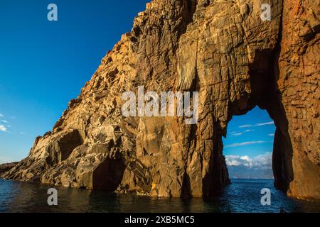 CORSE-DU-SUD (2A) LES CALANQUES DE PIANA (CLASSEES AU PATRIMOINE MONDIAL DE L'UNESCO), AU COUCHER DU SOLEIL Stockfoto