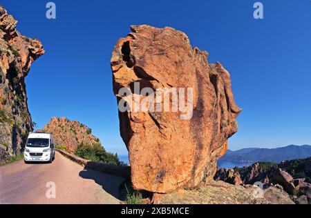 FRANKREICH, CORSE DU SUD (2A) WOHNMOBIL AUF DER STRASSE VON CALANCHE DE PIANA Stockfoto