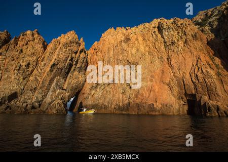 CORSE-DU-SUD (2A) LES CALANQUES DE PIANA (CLASSEES AU PATRIMOINE MONDIAL DE L'UNESCO), AU COUCHER DU SOLEIL Stockfoto